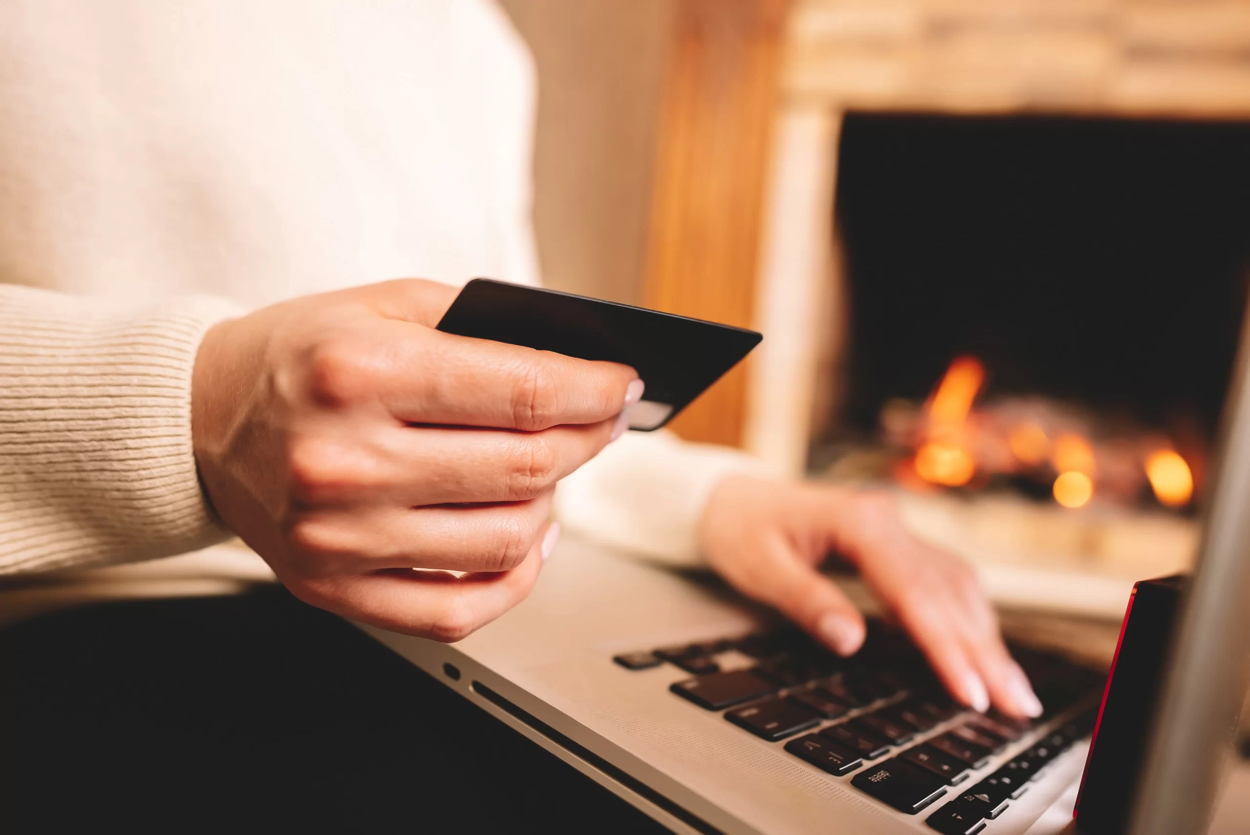 אדם מזין פרטי כרטיס אשראי